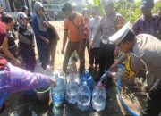 Satlantas Polres Situbondo Salurkan Bantuan Sembako dan Air Bersih