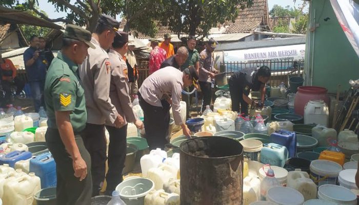 Polres Situbondo Membantu Proses Distribusi Bantuan Air Bersih di Desa Plalangan