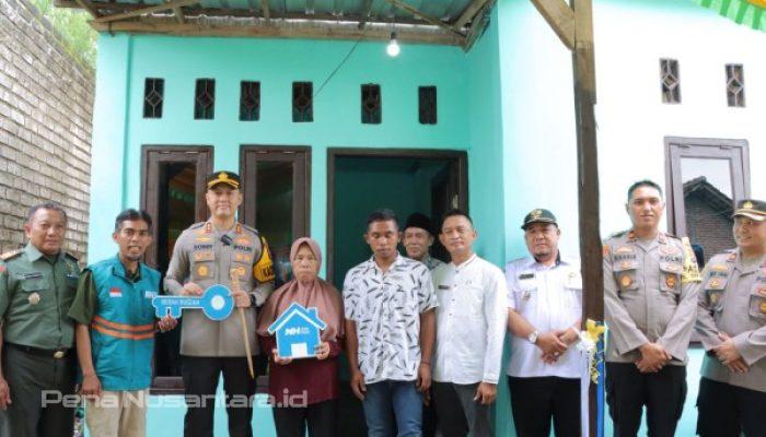 Kapolres Lamongan Serahkan Bantuan Bedah Rumah untuk Warga Desa Latek