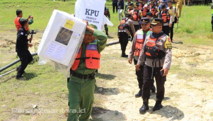 Sinergitas Polres Ngawi bersama TNI Kawal Distribusi Logistik Pemilu Sebrangi Waduk