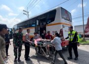 Gercep Polisi Beri Pertolongan Pemudik di Kota Mojokerto yang Pingsan di Bus