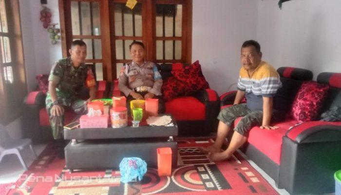 Sinergitas TNI/POLRI, Babinsa Bersama Bhabinkamtibmas Cermee Sambangi Warga